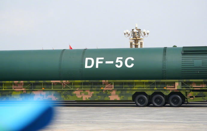 开云官方-装备太强大!在国外大杀四方的歼10,回国阅兵只配拉彩烟!